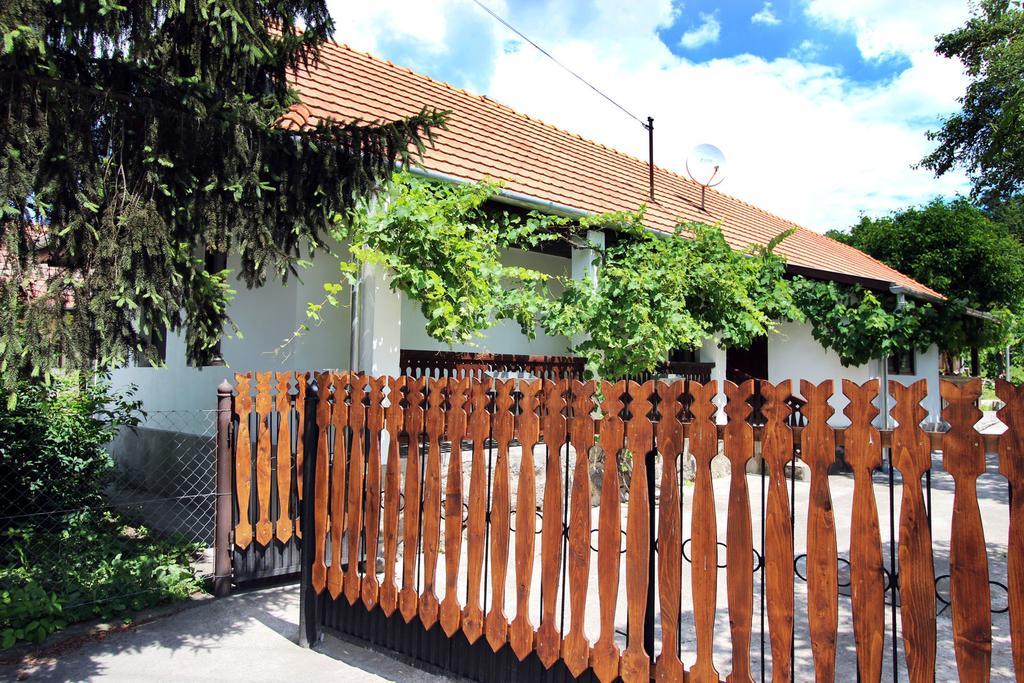 Lugas Vendeghaz Hotel Felsőtold Buitenkant foto