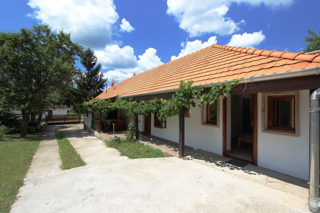Lugas Vendeghaz Hotel Felsőtold Buitenkant foto