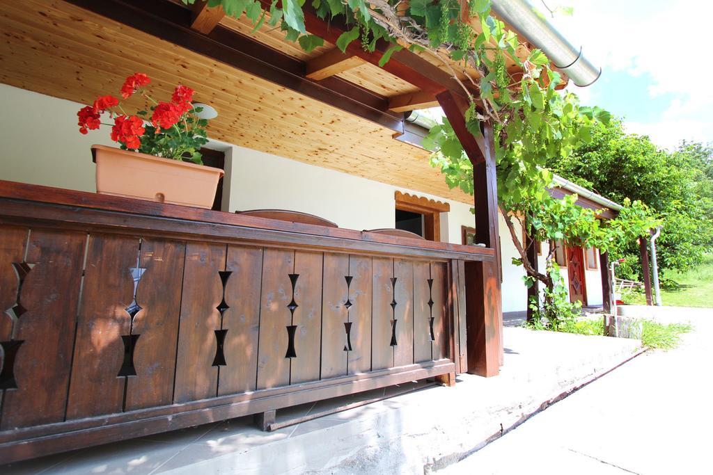 Lugas Vendeghaz Hotel Felsőtold Buitenkant foto